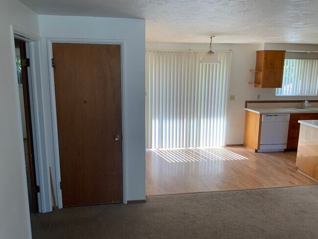 Foto del edificio - 2 Bedroom Duplex in Cal Young Neighborhood
