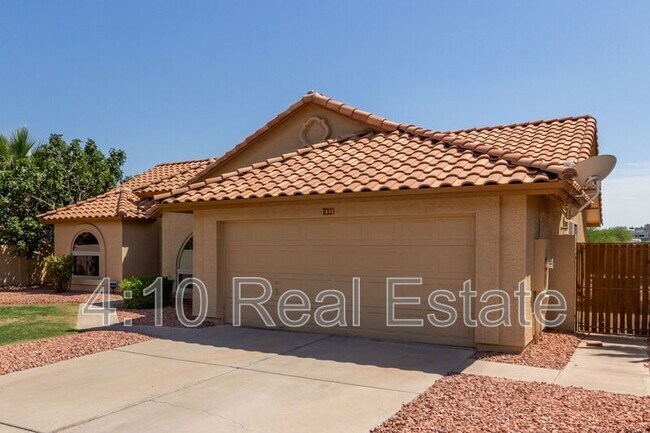 Building Photo - 2381 W Redwood Dr