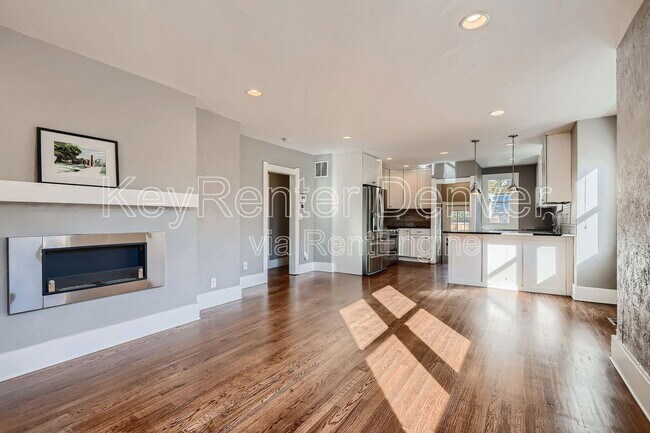 Building Photo - 1418 Roslyn St
