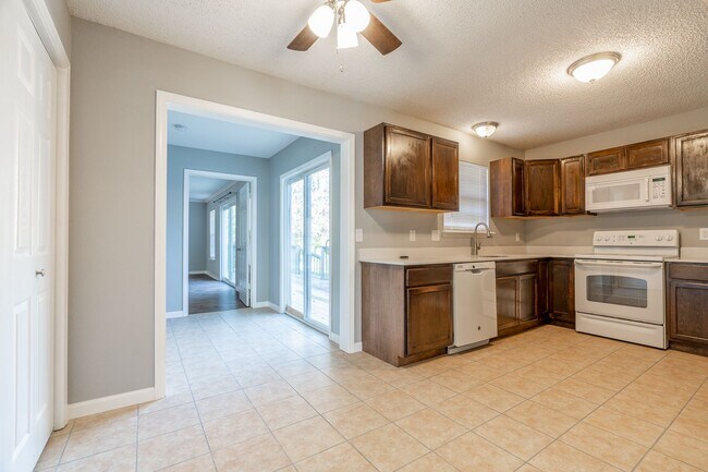 Foto del edificio - UPDATED 4-bedroom 3 bath Home in Fayetteville!!