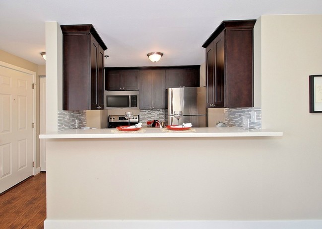 Kitchen Bar - 1616 Summit Ave