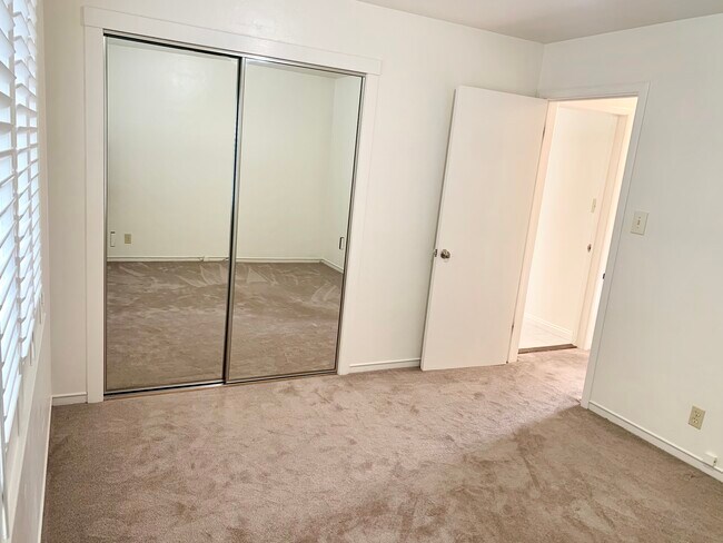 Foto principal - 216 Paramount Dr