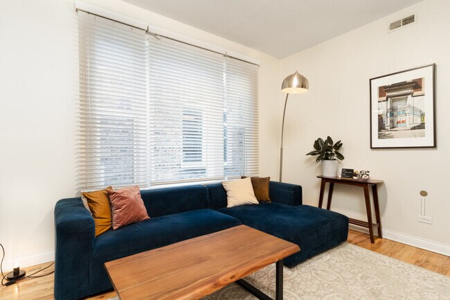 Foto del edificio - 2149 W Division St