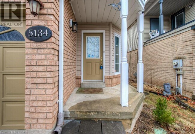 Building Photo - 5134 Des Jardines Dr