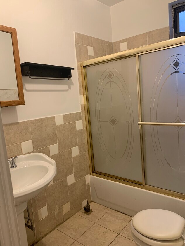 Full bathroom - 2114A Fulton St