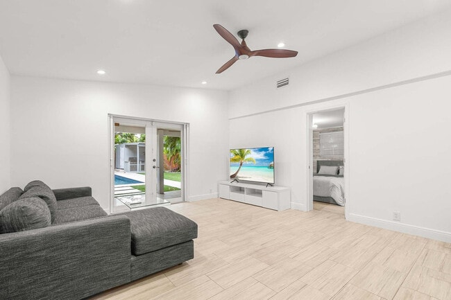 Foto del edificio - 443 NE 71st St