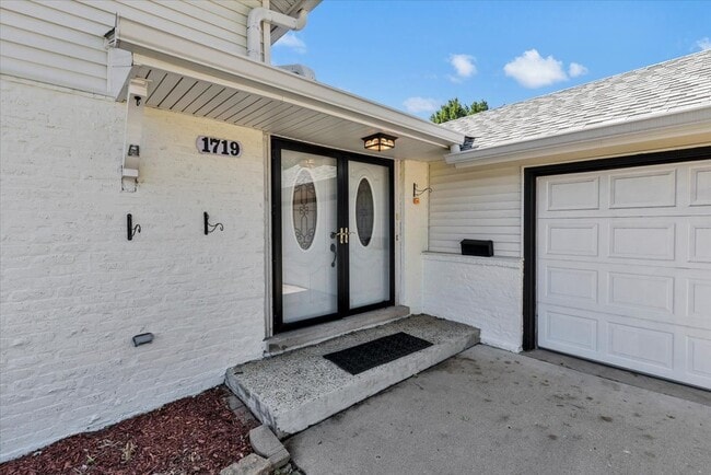 Building Photo - 1719 W Lexington Dr