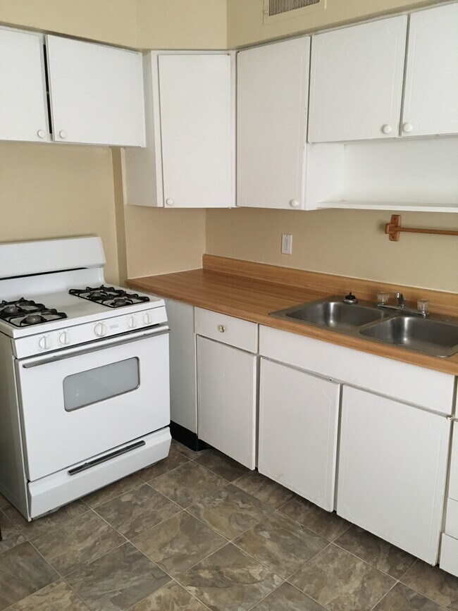 Kitchen - 1513 W 23rd Ter