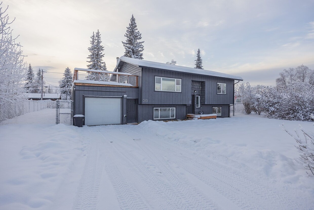 Foto principal - Modern 4-Bedroom Home in Fairbanks, AK