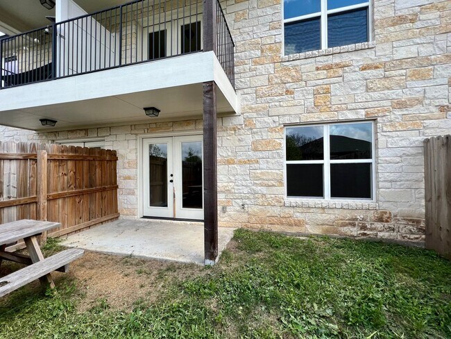 Building Photo - ~3 bedroom, 2.5 bath with balcony and priv...