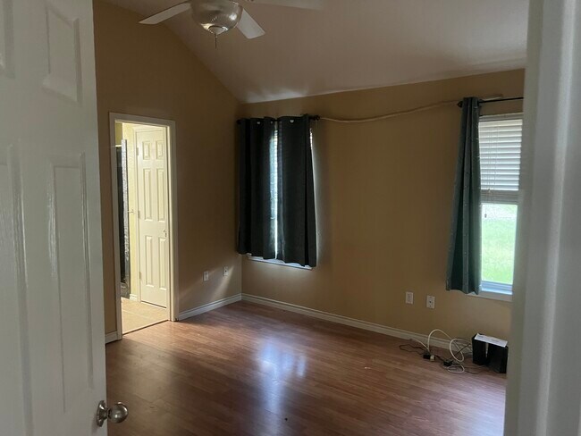 Building Photo - 607 Cowal Dr S