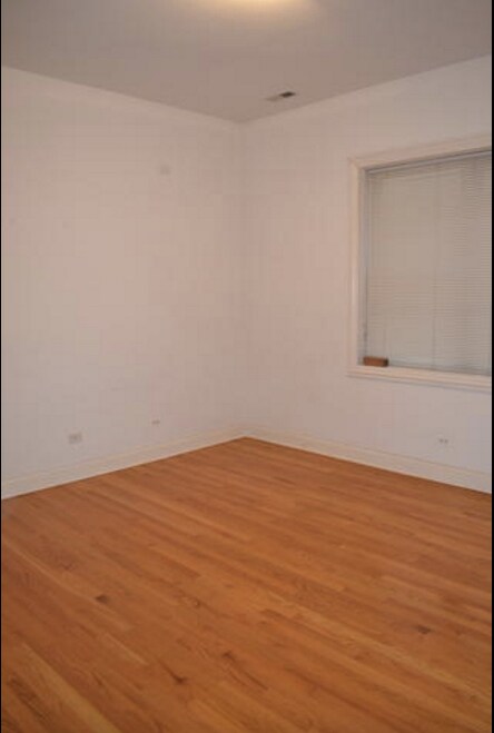 Building Photo - 3838 N Clark St