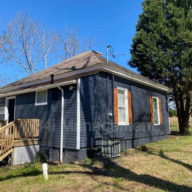 Building Photo - 1056 High Falls Rd