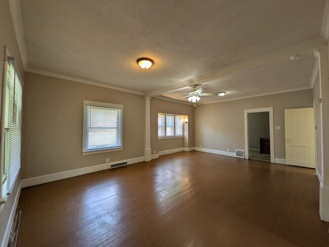 Foto del edificio - 2 Bedroom Home with hard surface flooring!
