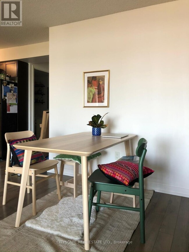 Building Photo - 812 Lansdowne Ave