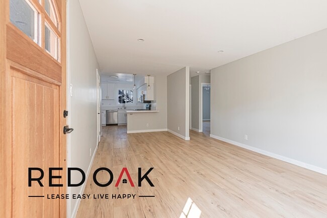 Foto del edificio - Gorgeous, Sun-Drenched Two Bedroom with Re...