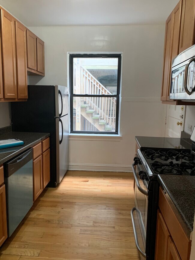 Building Photo - Awesome 1BR Hyde Park Unit - Heat Included!