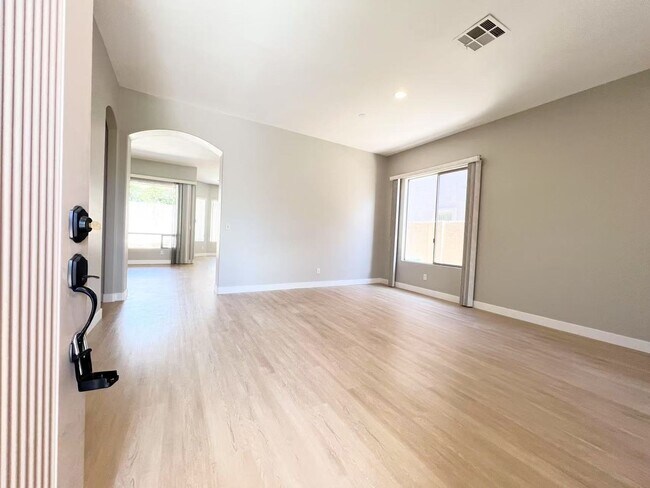 Foto del edificio - Fully renovated single-level luxury home –...