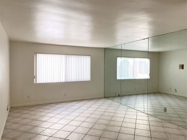 Foto del edificio - 4621 Lamont St