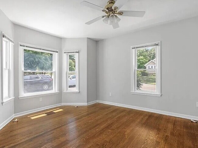 Foto del edificio - Available April 15th! Spacious 3 BED 1 BATH in Quiet Weymouth neighborhood.