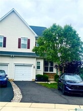 Building Photo - 985 King Way