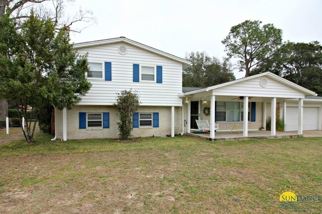 Building Photo - Spacious Poquito Bayou Home