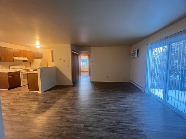 Building Photo - Spacious Two Bedroom Upper Apartment with Laundry in Unit!