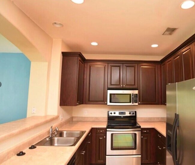 Foto del edificio - Townhome fresh paint and new carpet! Won't...