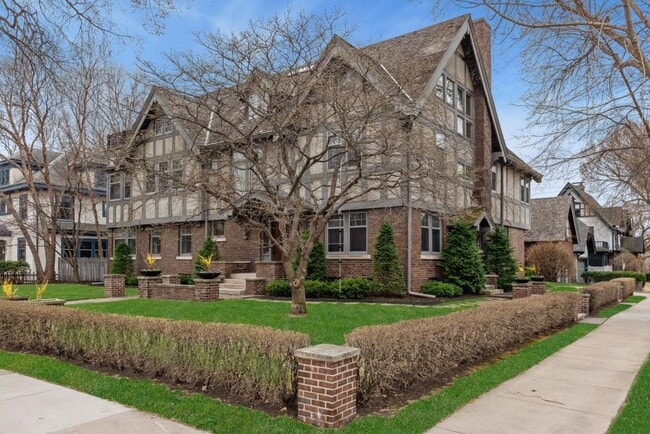 Building Photo - 1800 Knox Ave S