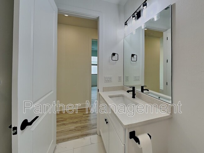 Foto del edificio - 26483 Explorer Rd