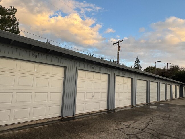 Building Photo - Condo for Rent in Sacramento, Arden/Arcade...