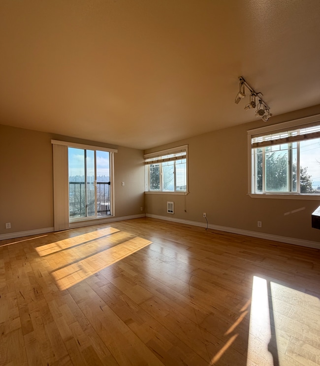 Building Photo - 2200 Thorndyke Ave W