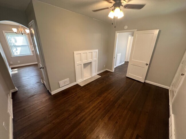 Building Photo - $795 - 2 bed 1 bath - Small and cozy singl...