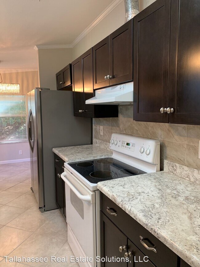 Building Photo - 5 br, 3 bath House - 205 Iris Circle