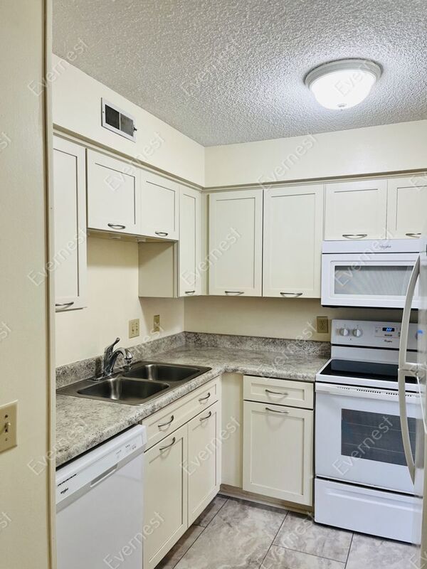 Foto del edificio - 758 Fox Ridge Dr