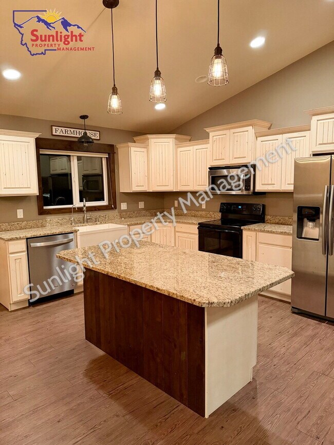 Foto del edificio - Spacious Country Home with 5 Bedrooms, Movie Room & Stunning Open-Land Views