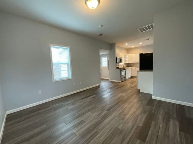 Building Photo - Cute and Open 2 Bed 1 Bath Home for rent i...