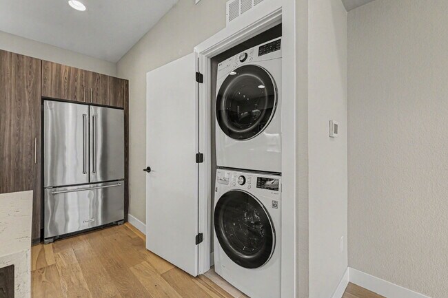 Foto del edificio - Newer Construction Townhome Available Now!