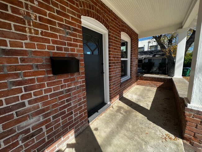 Foto del edificio - Beautiful 2-Bedroom House with Yard