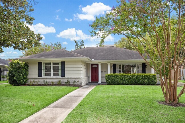 Building Photo - 3215 Castlewood St