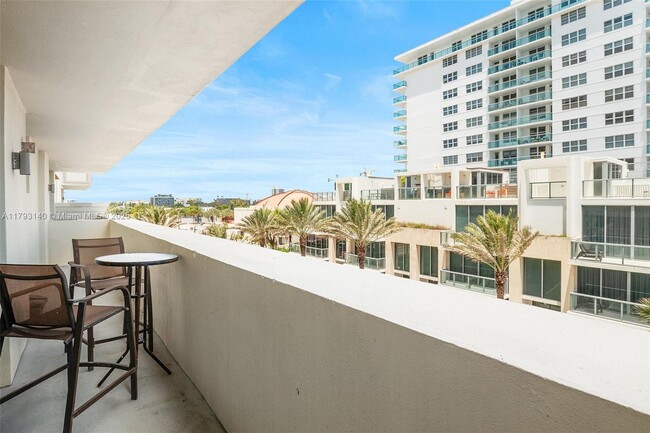 Foto del edificio - 9499 Collins Ave