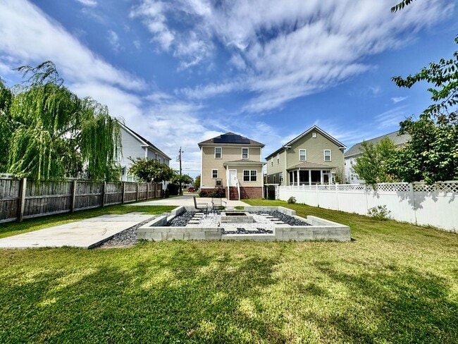 Foto del edificio - A Block From The Beaches! Ready 09-21-26! Oversized Parking Pad, Pet Friendly!