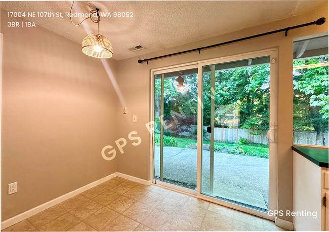 Building Photo - Charming Redmond Rambler in Prime Educatio...