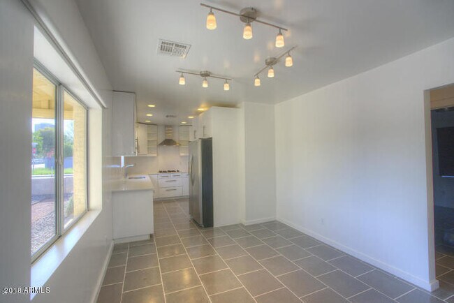 Building Photo - 502 E Osborn Rd