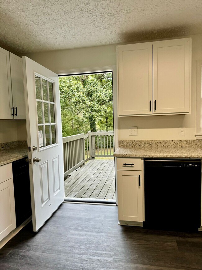 Building Photo - 4070 Falcon Dr