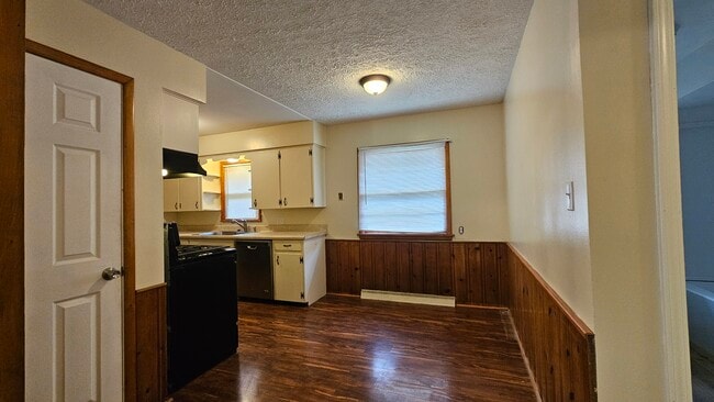 Building Photo - 570 Wyandot Ave