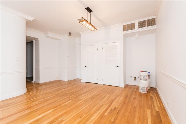 Living room with wet bar - 2735 Henry Hudson Pky