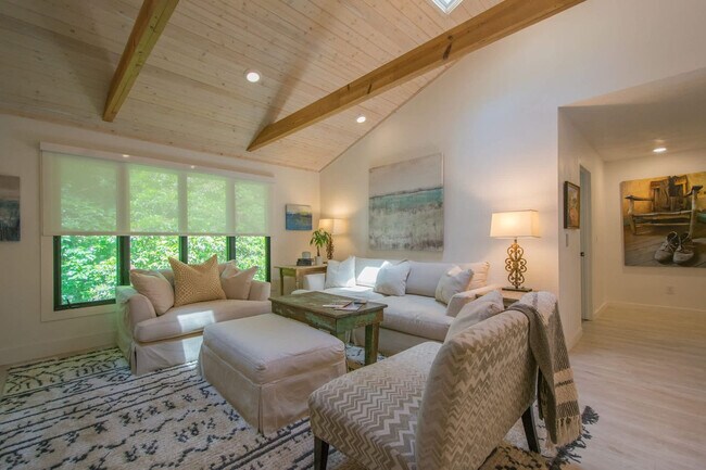Building Photo - 2750 Holly Hill Dr