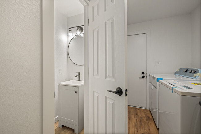 Baño de polvo y sala de barro con lavadora y secadora - Rosedale Townhomes