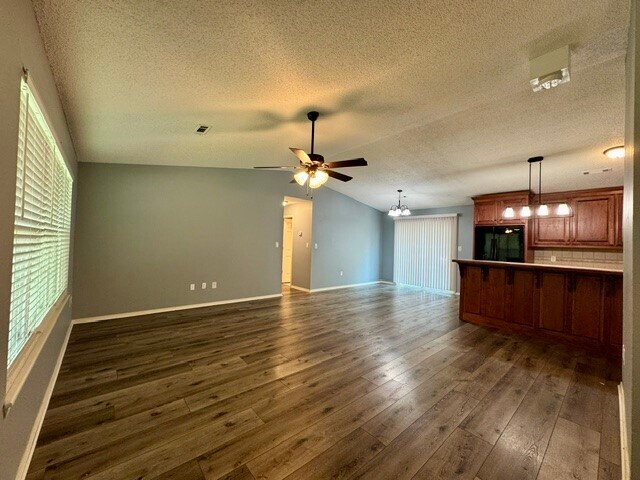 Foto del edificio - 13135 Pleasant Hill Rd